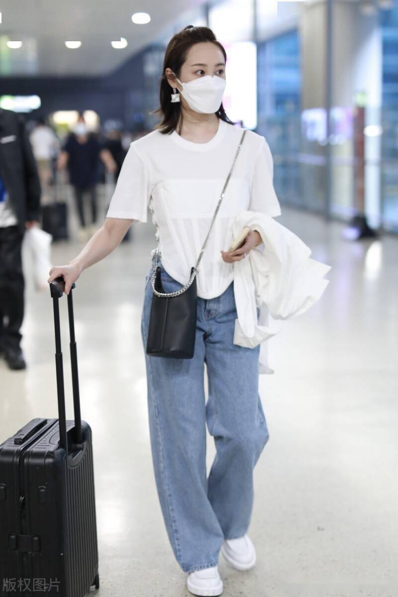 街拍:李纯白色胸衣 牛仔阔腿裤时高级_机场
