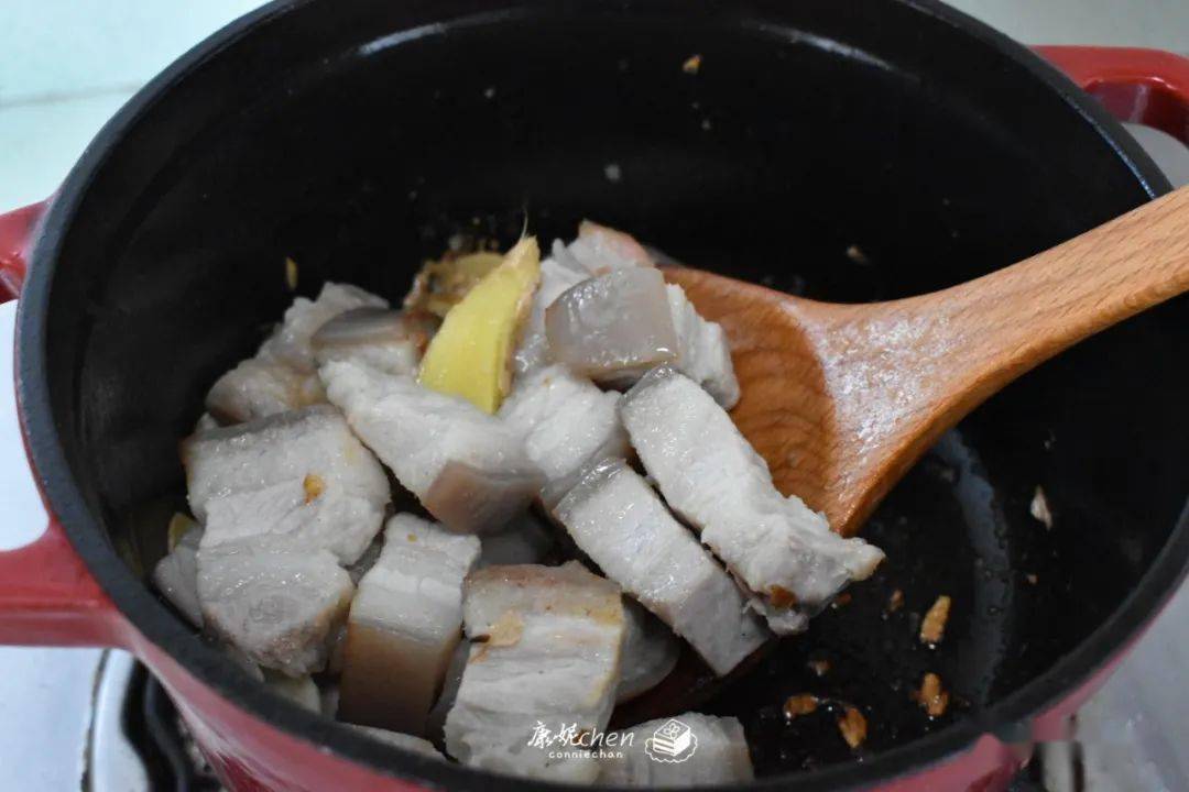 蔬菜|夏天用它炖肉鲜香入味，滑嫩不油腻，越吃越香，一锅不吃光不罢休