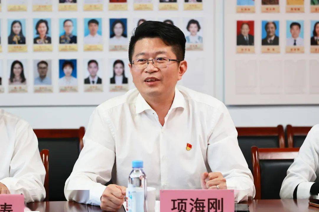 会上,项海刚向老同志们介绍了杭州市部分行政区划优化调整及新上城