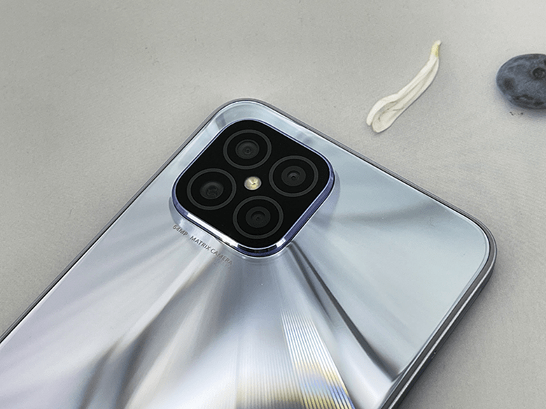 影像方面,荣耀play5搭载了后置4摄的摄像头,包括6400万超清主镜头,800