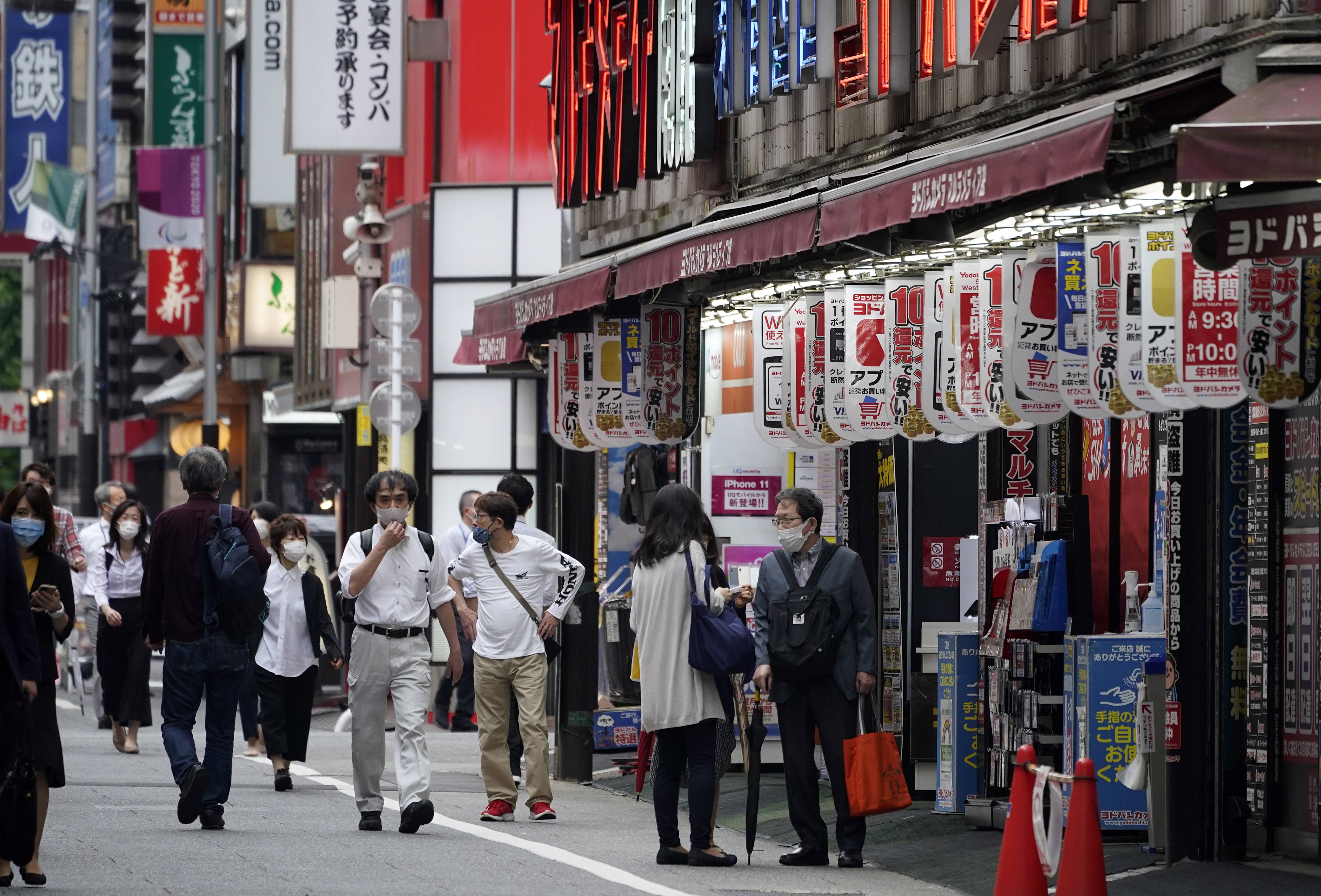 5月18日,戴口罩的人們走在日本東京街頭.新華社/美聯