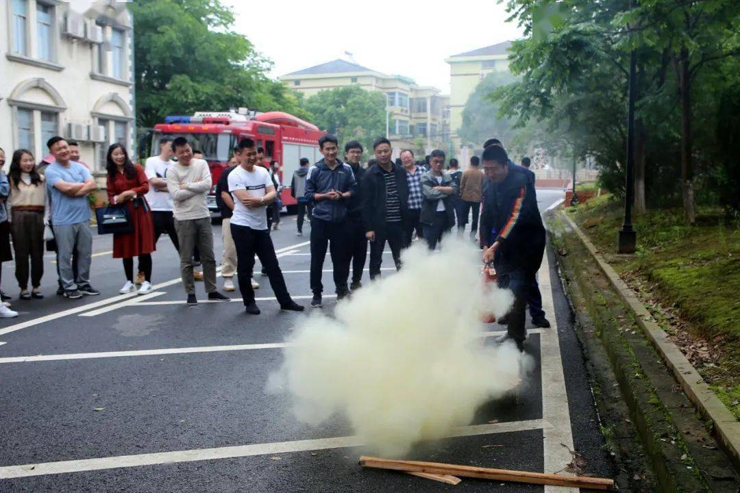 灭火器的使用的基本要领是 5eea44c406734f1e9bcd5c96a105bed8.jpeg