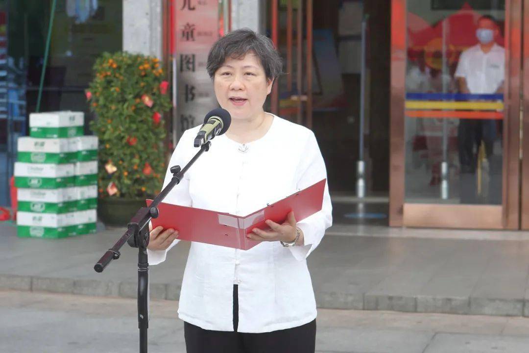 宣传部部长郑娟向首批社科专家智库高端人才颁发聘书并宣布2021年钦州