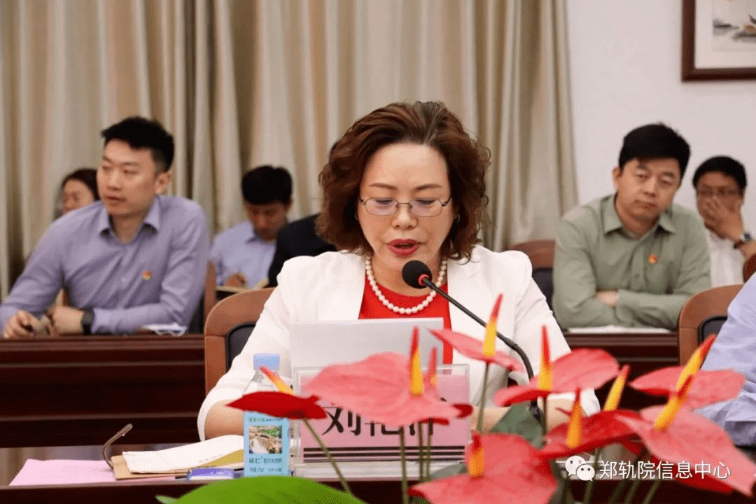 德育教学部党支部书记姚静华汇报了党史学习教育开展情况,详细介绍了