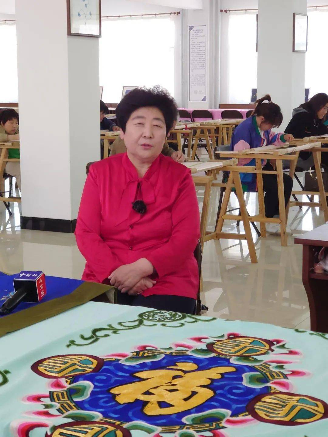 今年2月25日的全国脱贫攻坚总结表彰大会上,她身着带有刺绣图案的蒙古