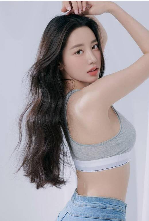 berrygood原成员赵贤sns发照秀火爆身材