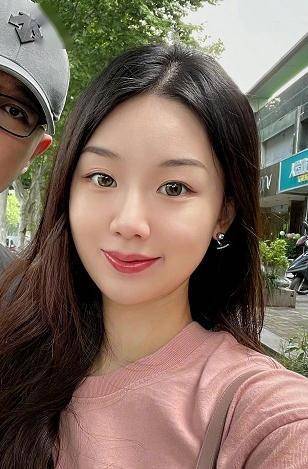 还有不少网友称,孟星和奶茶妹妹长得好像,气质特别相似.