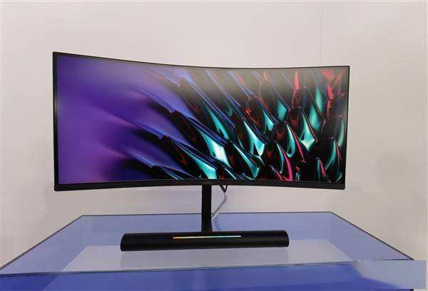 华为34英寸曲面显示器现场图赏跑车设计沉浸式环绕巨幕