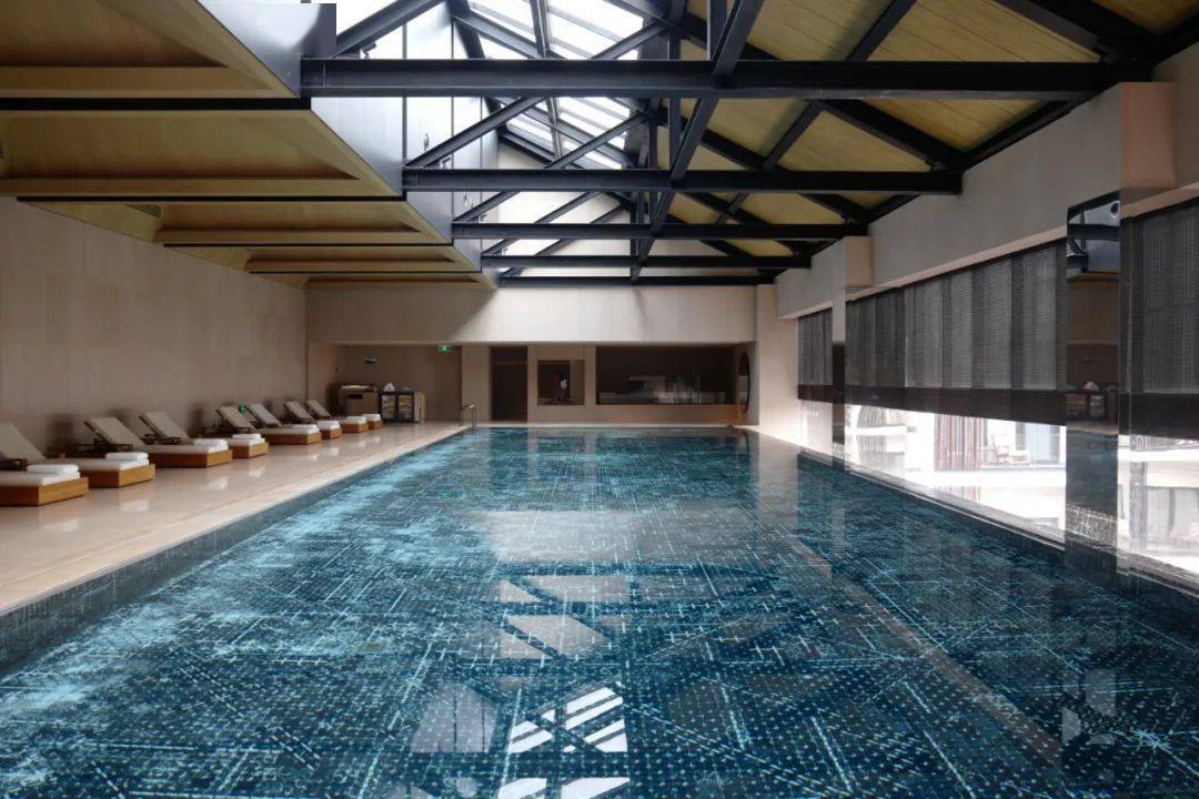 丁乙还为酒店泳池献上了他的超凡想象——照仿丁乙为泳池特绘的作品