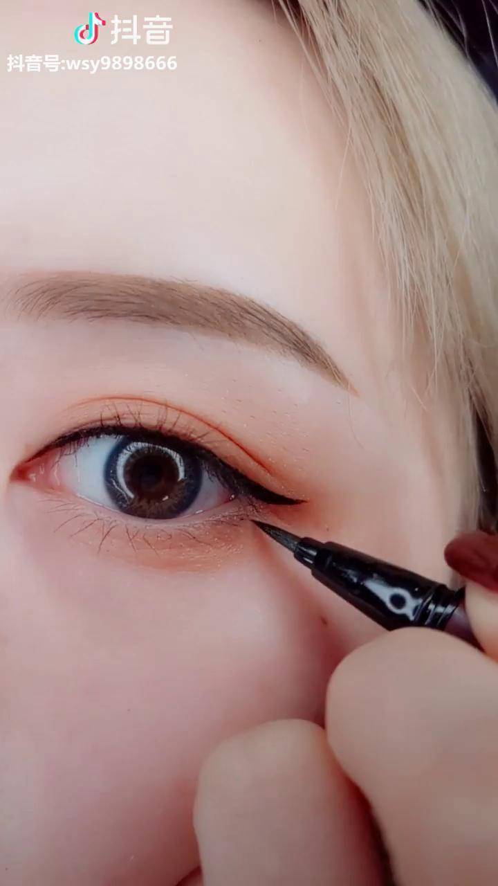 六种眼线画法之鱼尾眼线贼简单眼线