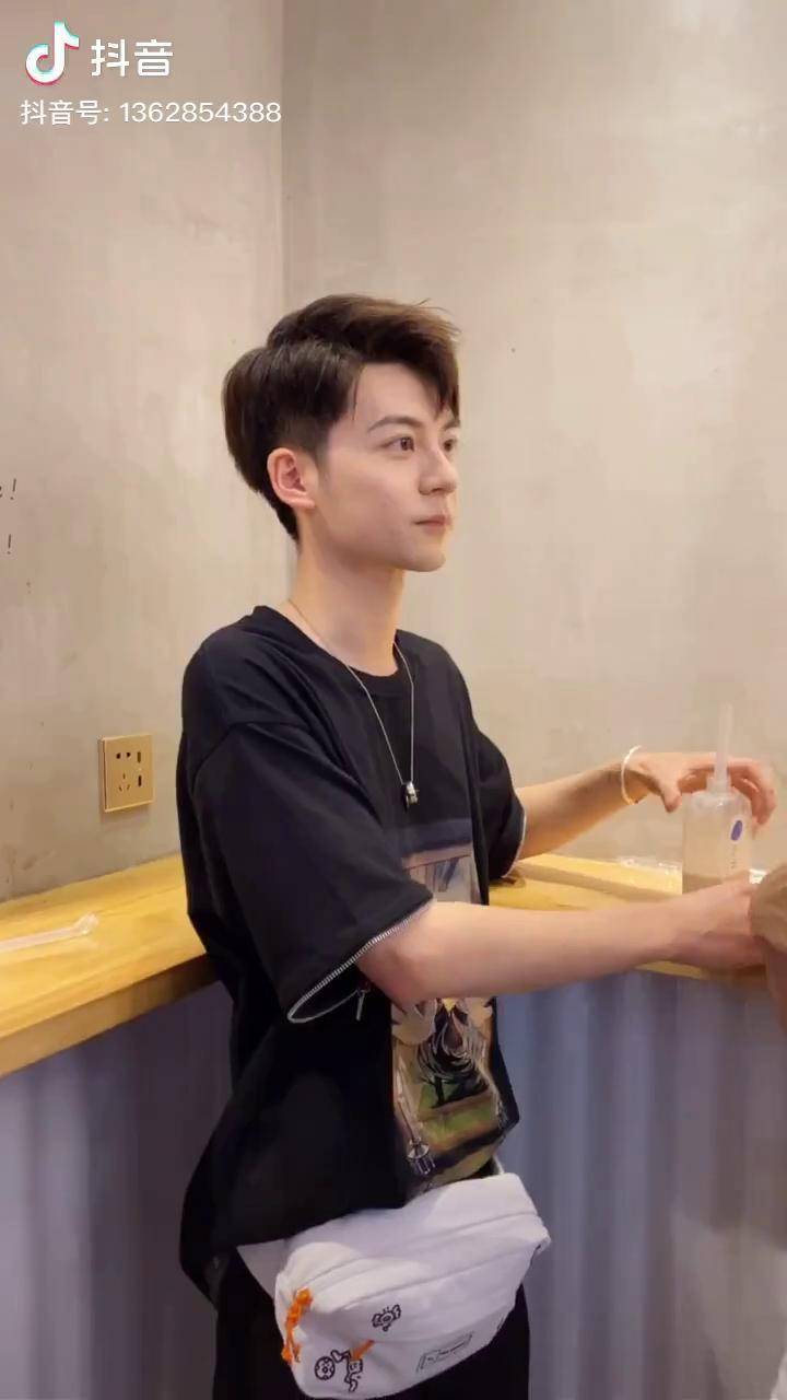 今天是什么运气喝个奶茶遇到这么多帅哥