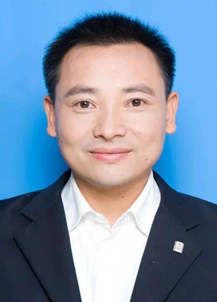 初心不改 立德树人邓小军,1974年生,中共党员,高级教师,现任市实验