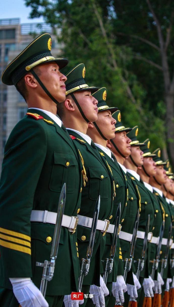 一组手机壁纸,带你看看训练场上的武警仪仗兵!整齐划一,治愈强迫症!