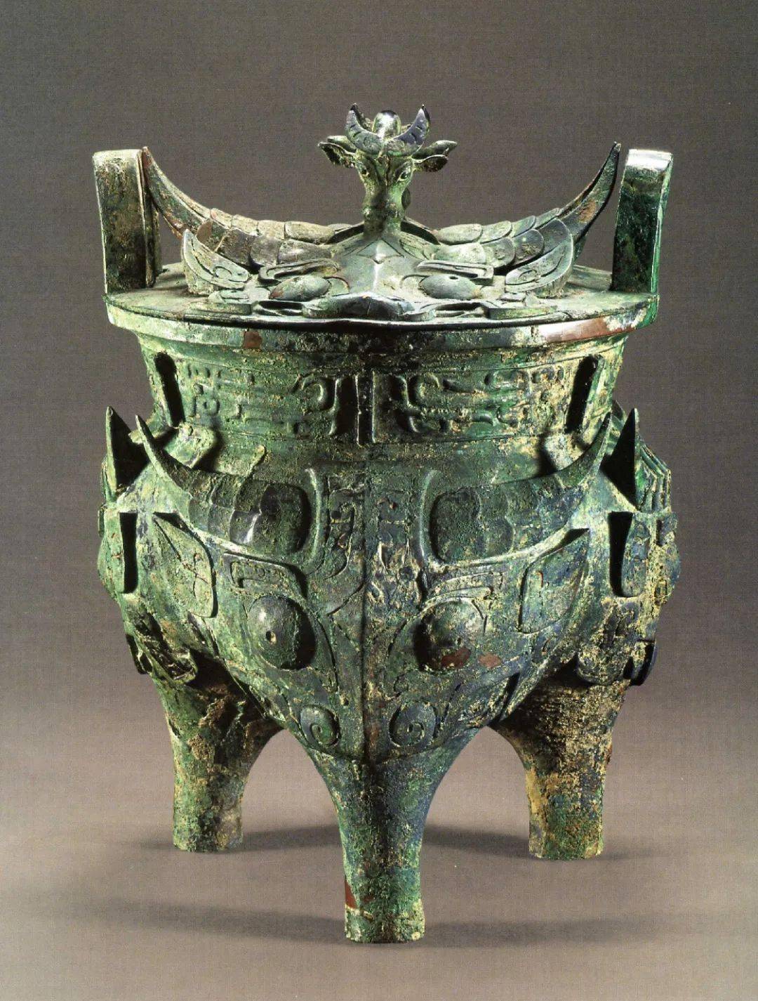 出土了一批带有铭文的青铜器和精美的陶,玉,石,漆器,玛瑙器等珍贵文物