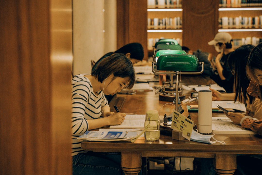 南昌日报阅读点亮夜生活走进高新区这个深夜图书馆