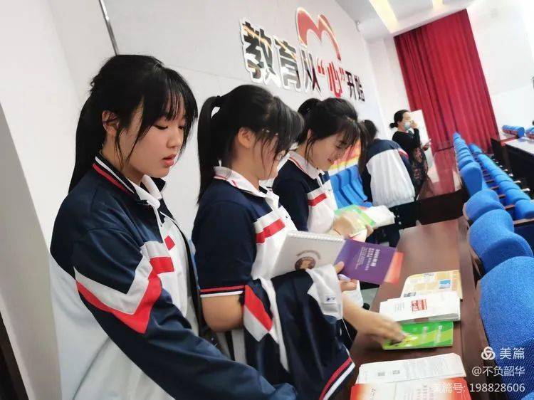 5月19日,中国人民银行辉南县支行走进县第六中学开展"我为群众办实事