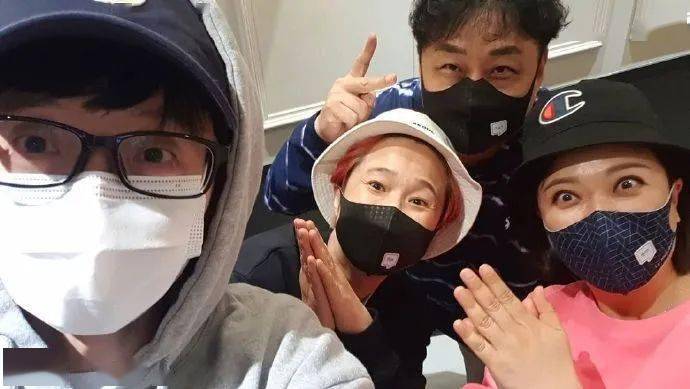 宋恩伊晒和刘在石合照