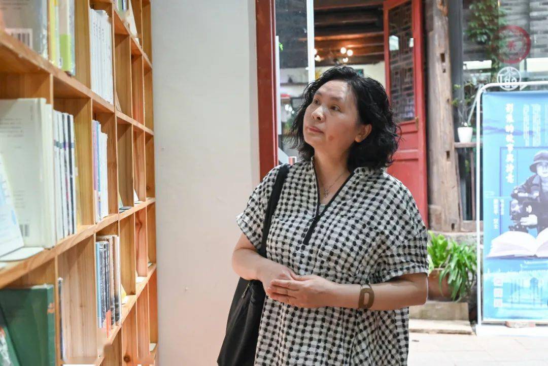 诗人唐亚平做客书香61花溪青岩阅读推广活动谈纪录片纪录片是一种