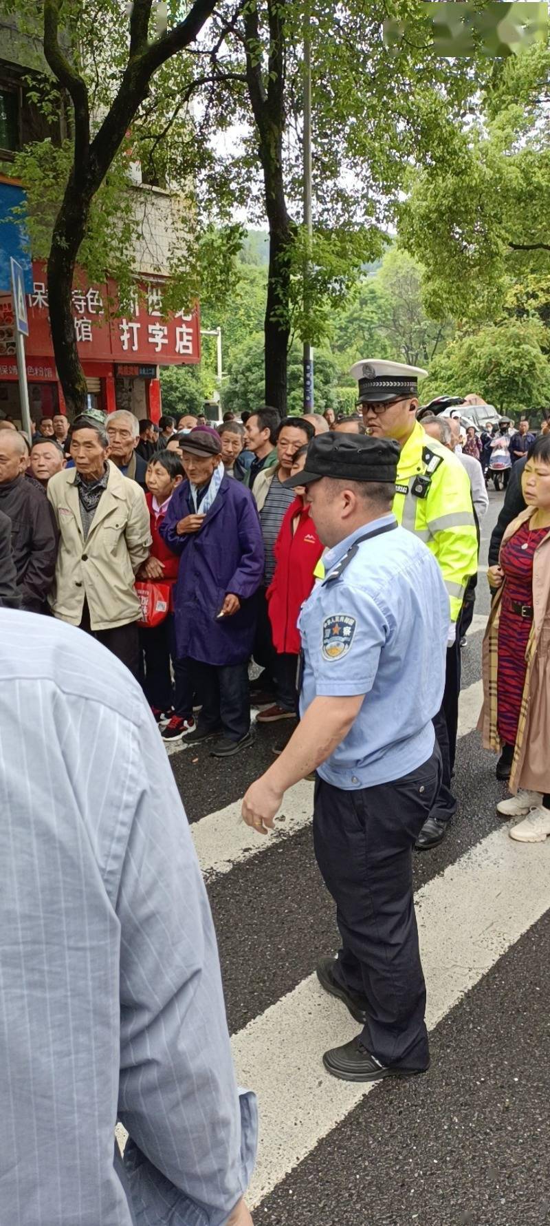 兩人上前一邊招呼市民一起抬車救人,一邊將其餘圍觀人員疏散到人行道