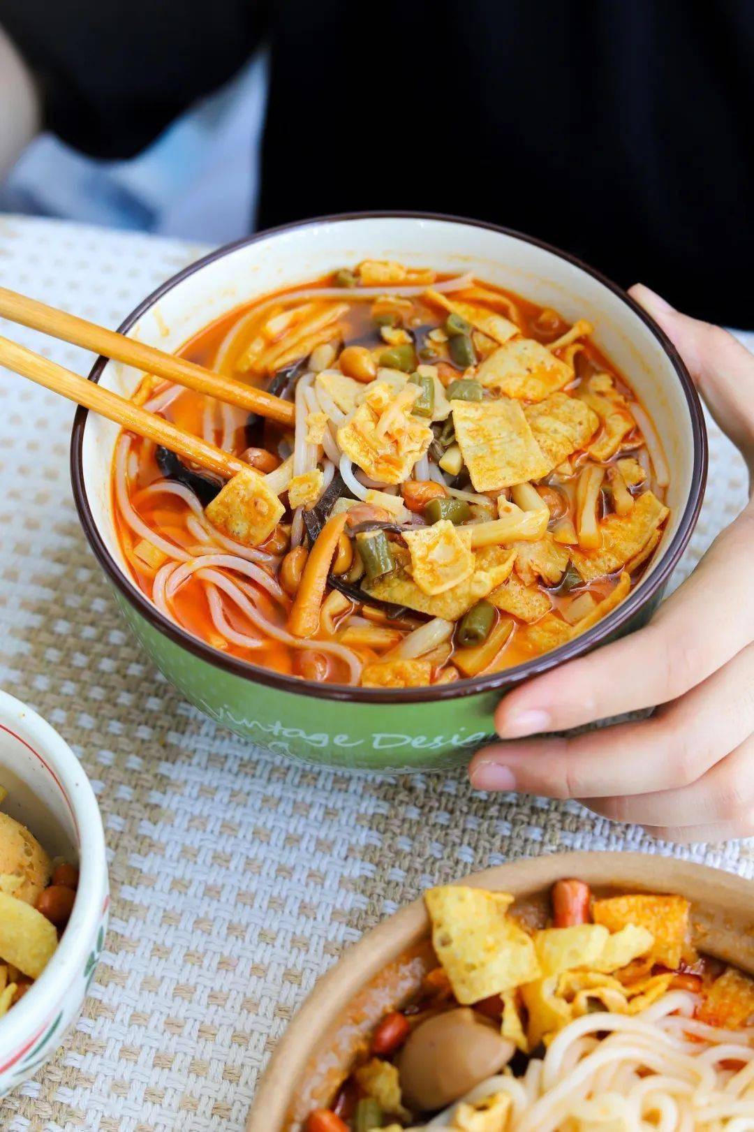 饿了靠假吃螺蛳粉安慰自己 来自搜狐网