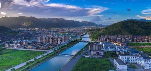 奉化区莼湖街道,有着2200多年海洋历史文化底蕴,32公里曲折多姿的海岸