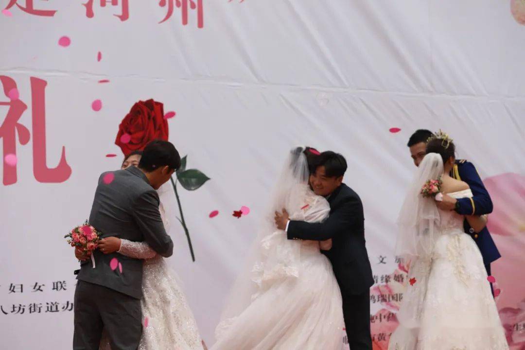 牡丹为媒情定河州集体婚礼在亲水平台浪漫举行