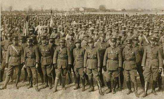 有位编余军官叫张清泉,他在警校受训结业后,好几个月没有安置工作