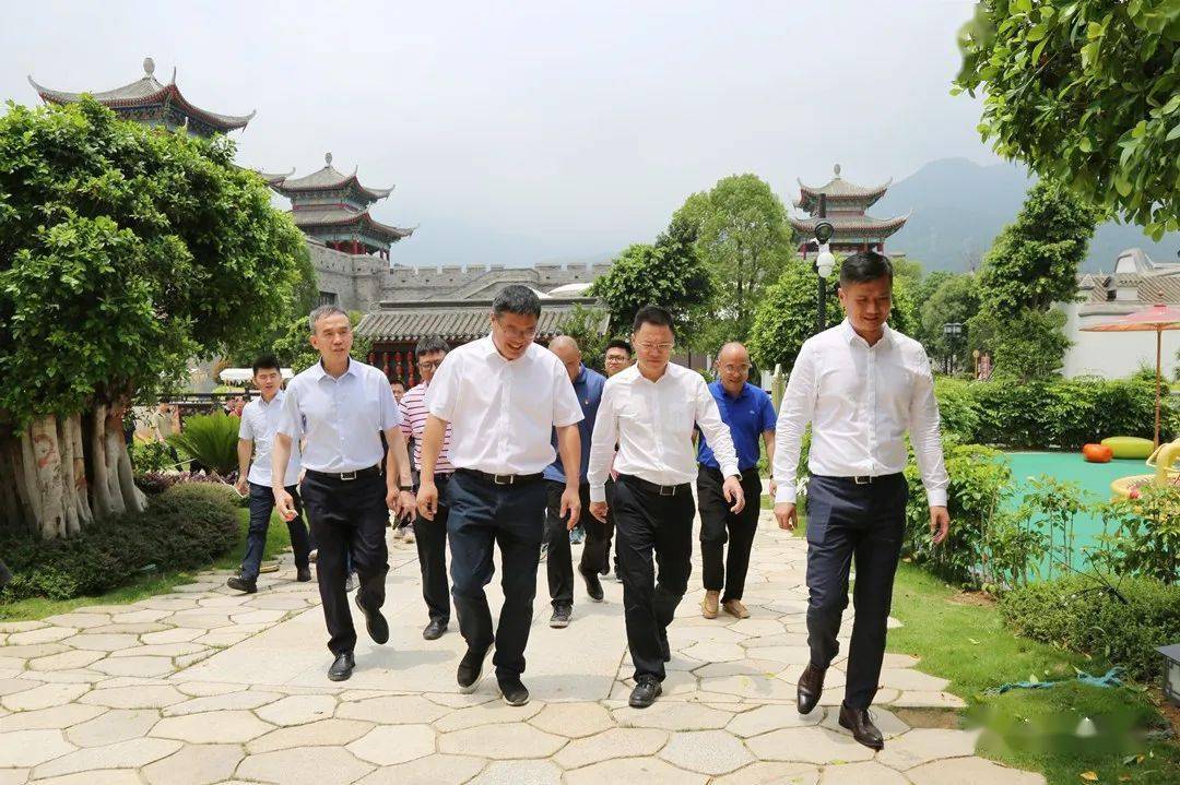 今日,閩侯縣委書記葉仁佑,縣長王建生帶領縣直有關部門負責人赴竹岐鄉