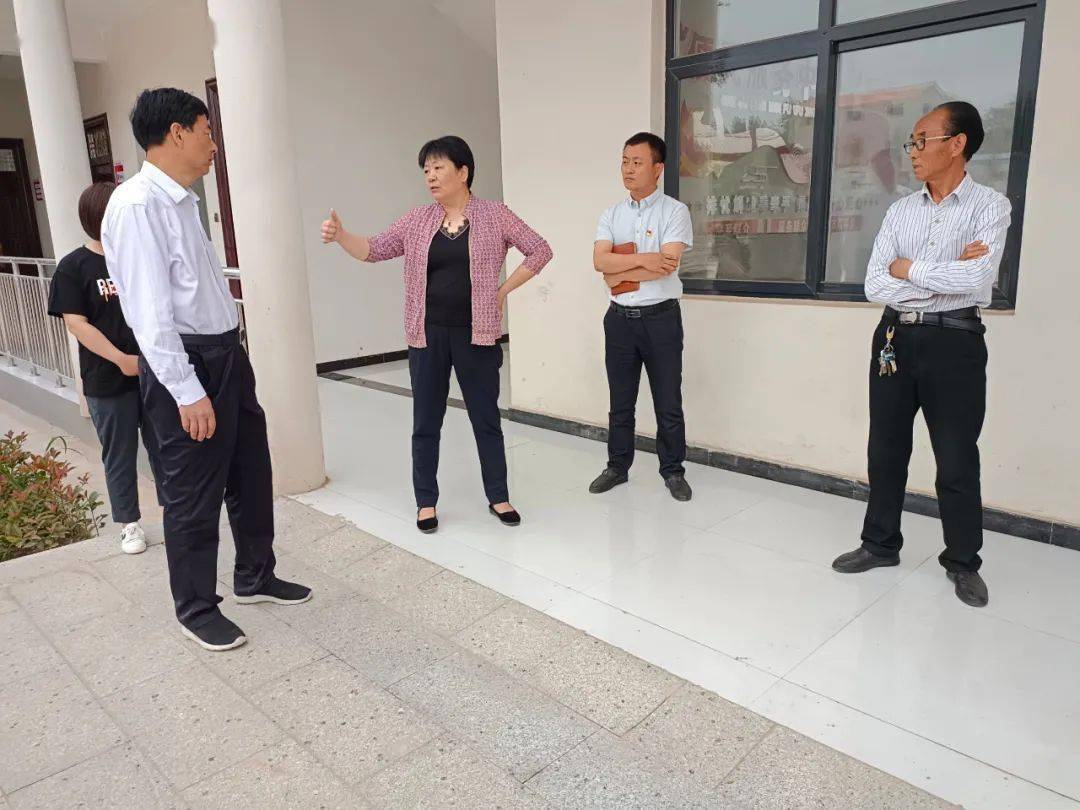 5月20日,县委副书记李红,县领导赵继芳,张占洲到老爷庙乡北石村调研