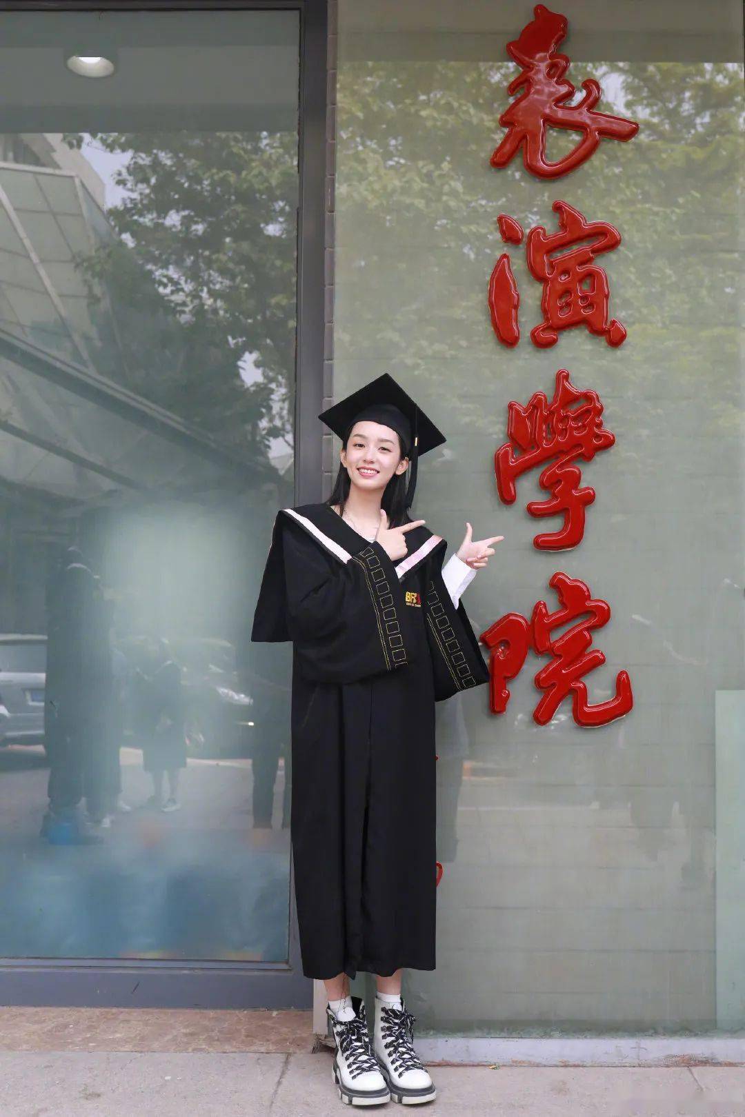 北电毕业照曝光关晓彤王俊凯刷屏热搜