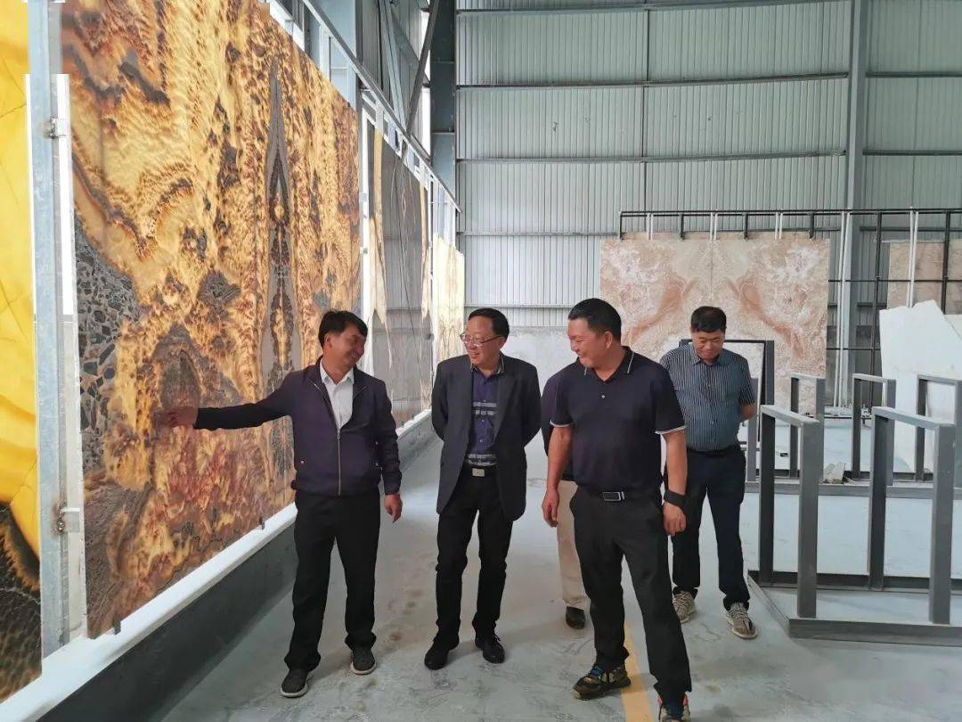 在龙陵县泰康木业加工厂,苏正平听取了企业负责人就