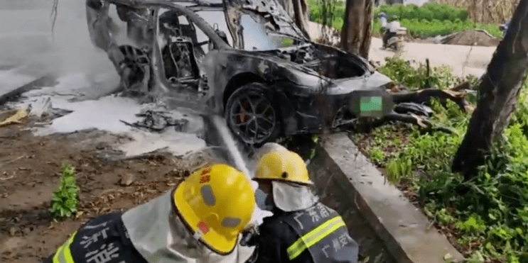 特斯拉又出事了广东一特斯拉撞树后起火司机