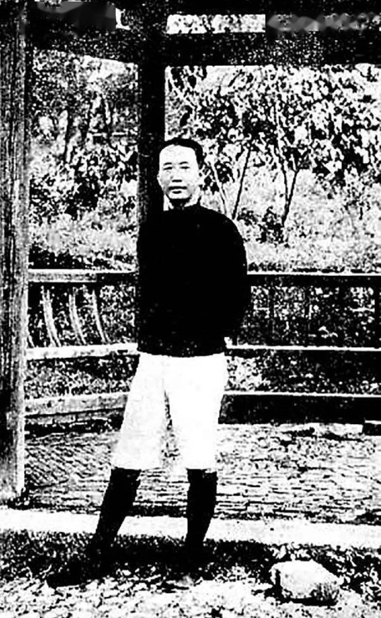 瞿秋白就义前在福建长汀凉亭前留影1935年6月18日,福建长汀西门外