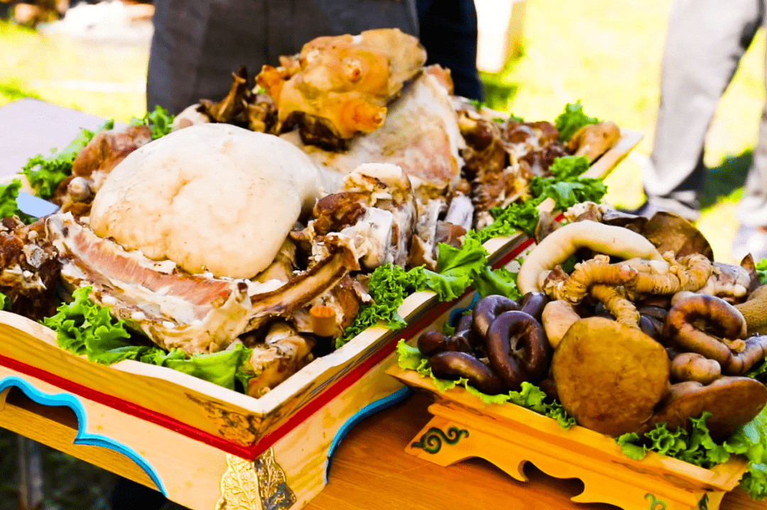 来这里必吃的美食就是手扒肉其肉质鲜嫩带嚼劲是草原儿女待客的最高之