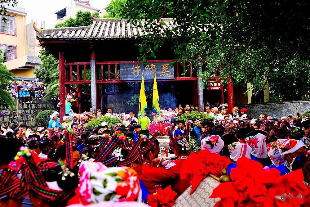 马蹄井畔接皇姑