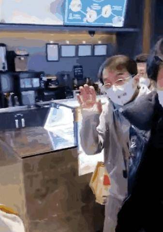 67岁成龙似小伙,与邓超同框像同龄人