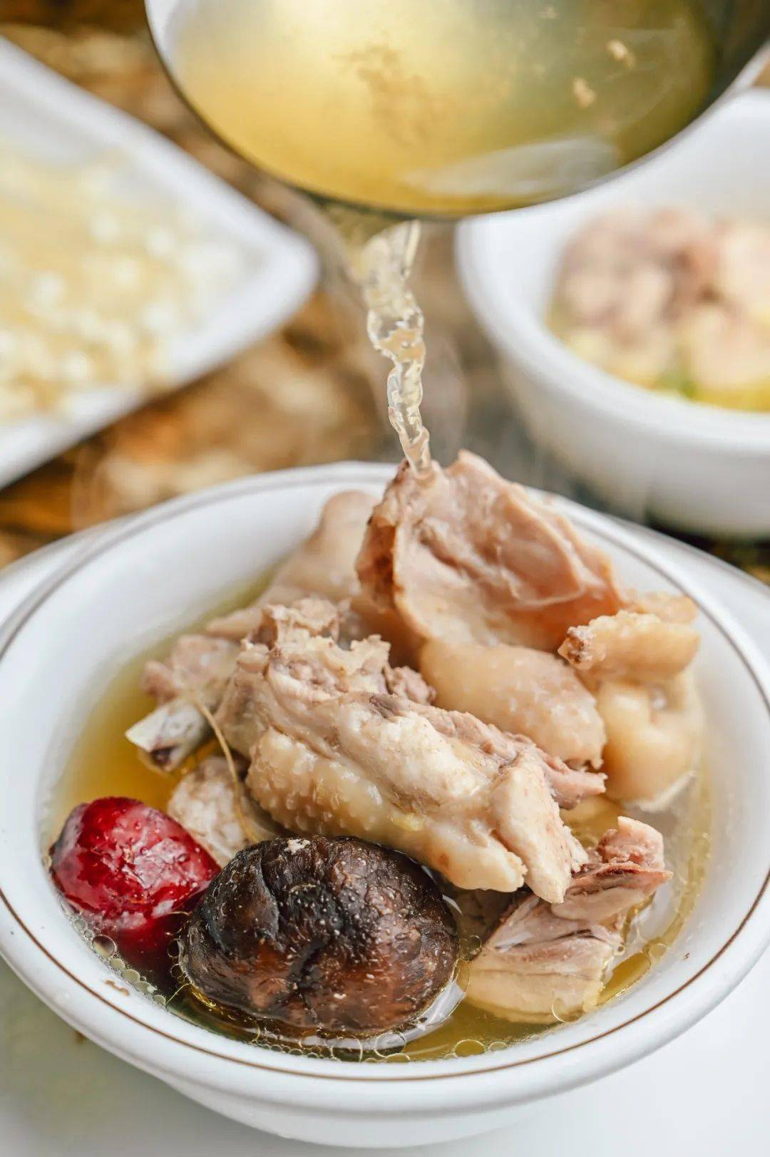 海珠石溪0699秒303元4人炭炉鸡煲套餐阳山鸡皮滑肉嫩紧致弹牙肥牛肉