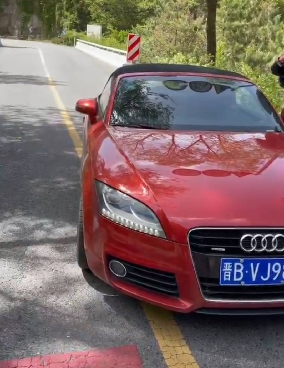 大同牌照奥迪tt弯道超车险些撞车,被北京骑士教训辱骂后倒车离去