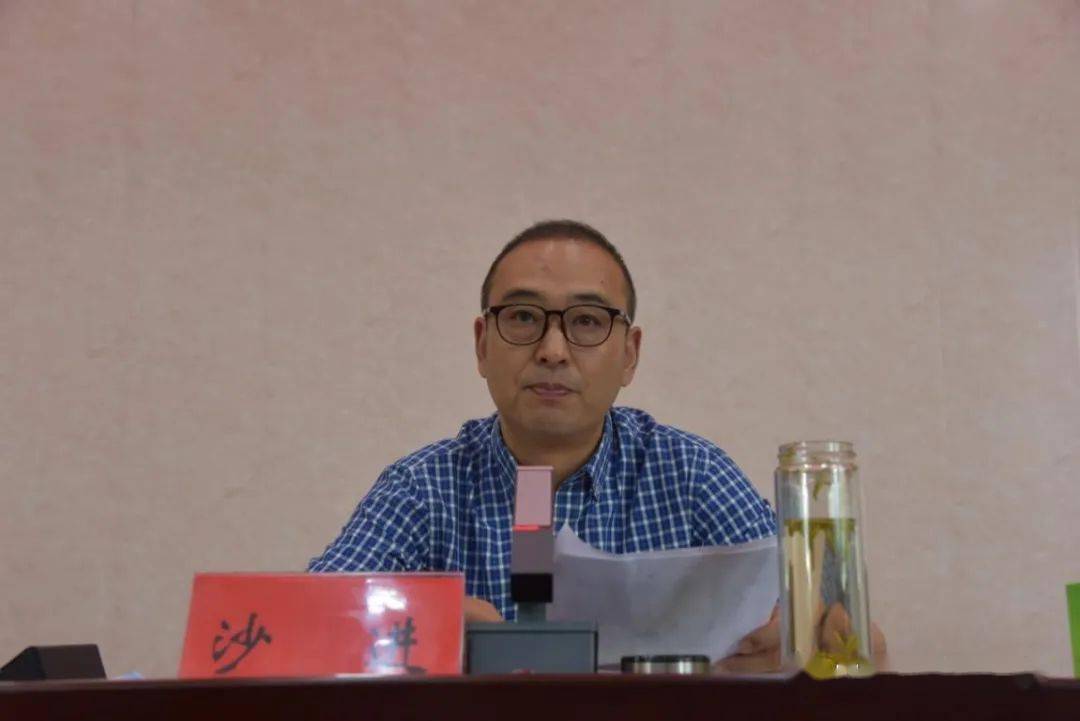 (城管局党组副书记,副局长沙进作动员讲话)施国华向大家宣读了培训