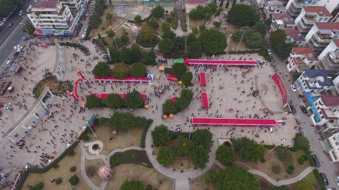 赣县区人民广场被挖得面目全非原来是建地下停车场