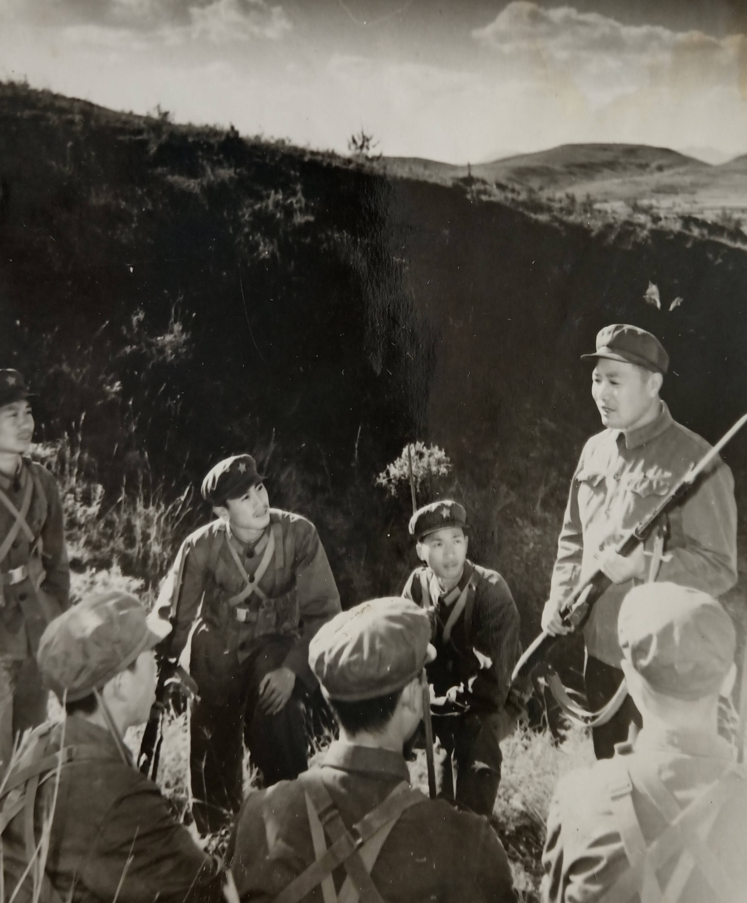 1972年9月23日,胡传久(站者)回三连(松骨峰特功连)驻地与战士们合影.