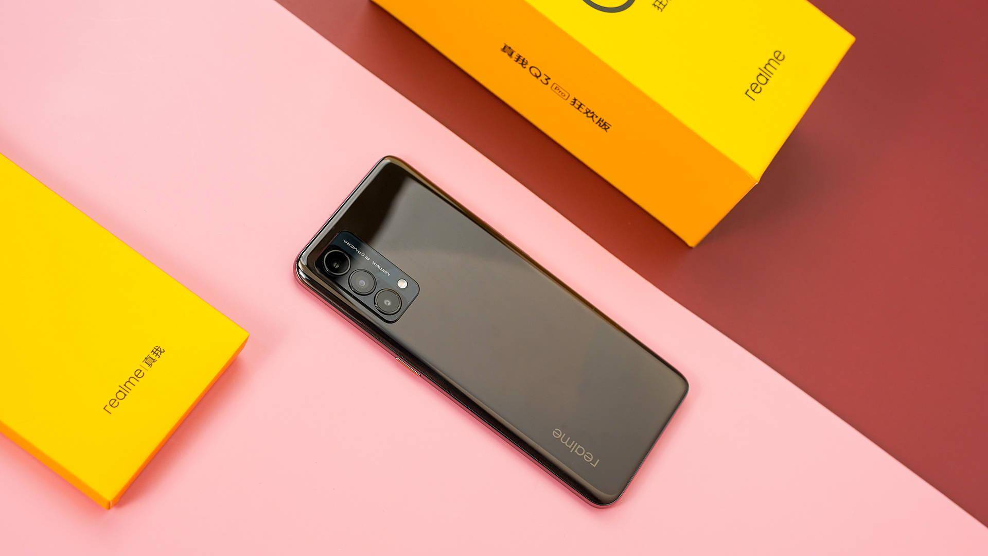 极为轻薄 颜色独树一帜 realme q3 pro狂欢版图赏