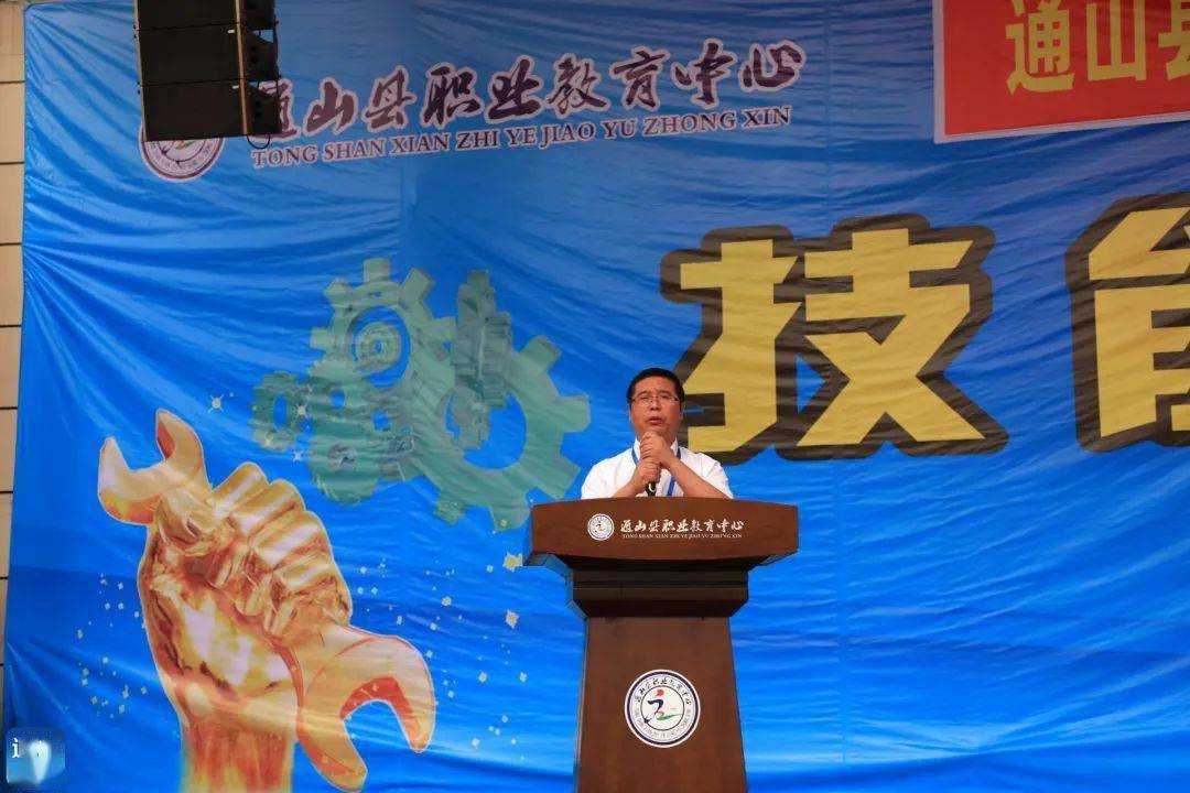 成人礼通山县职教中心学子为青春加冠