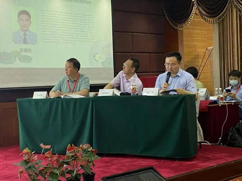 从左至右依次是张新荣主任医师,杨阿民主任医师,党进主治医师中国中医