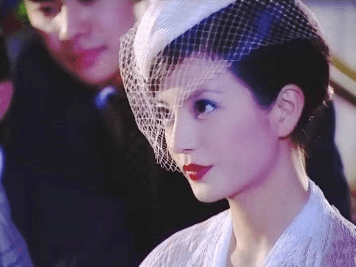 19岁女顶流x57岁霸道总裁居然有点好嗑