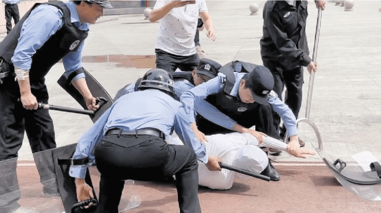 紫阳县高桥镇:开展校园防暴演练 筑牢师生安全防线_歹徒