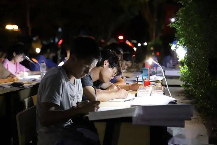 地震后,高三学生在安置点挑灯夜战