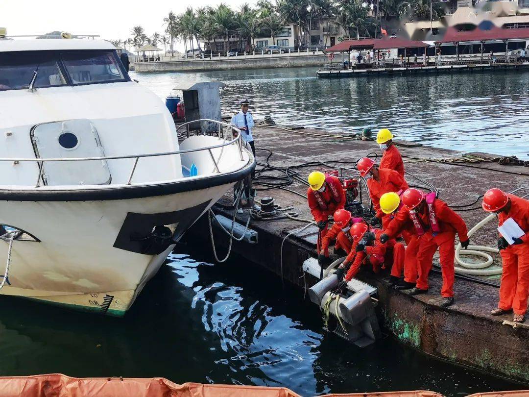 景区客船在基地港口加油时,因疏忽导致柴油外溢,污染港口内其他船舶
