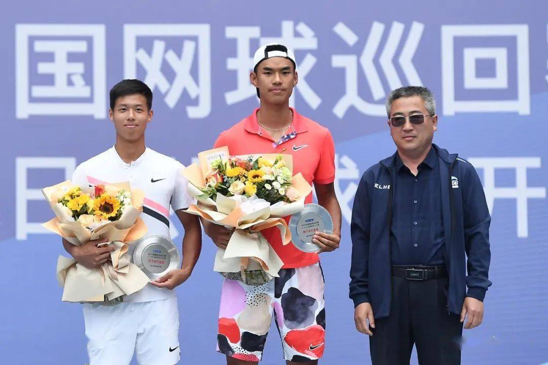 肖霖昂(左)与吴昊(中)两人此前在中国网球巡回赛上的双打项目都有过