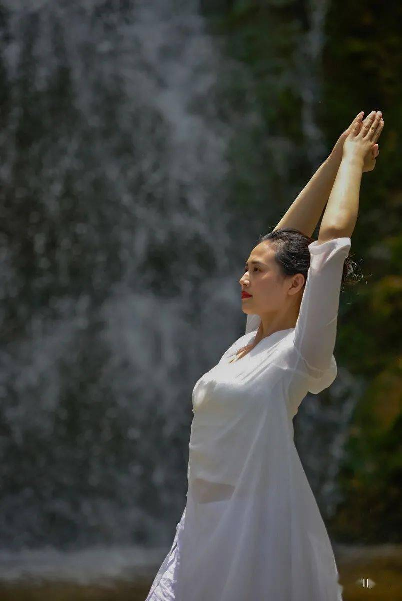 瑜伽佳丽走进青天河爱上大自然天然氧吧深呼吸秀丽景色甲天下